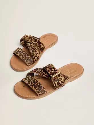 Margaret platta sandaler för dam i ponnyhud med leopardmönster