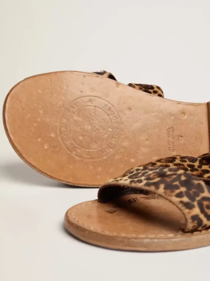 Margaret platta sandaler för dam i ponnyhud med leopardmönster