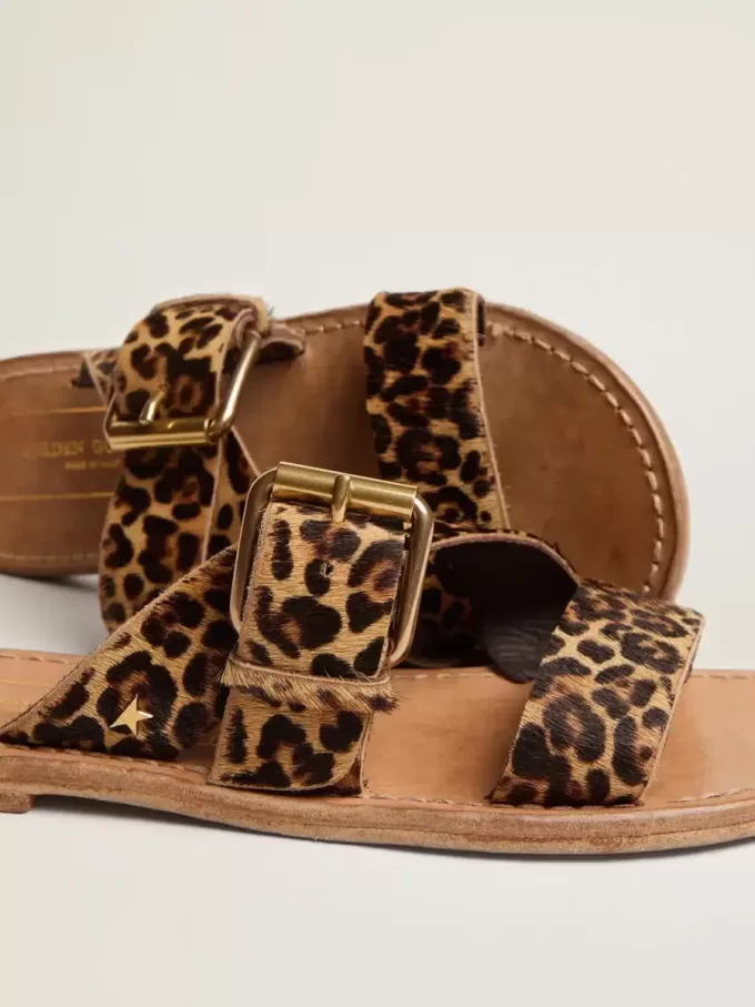 Margaret platta sandaler för dam i ponnyhud med leopardmönster