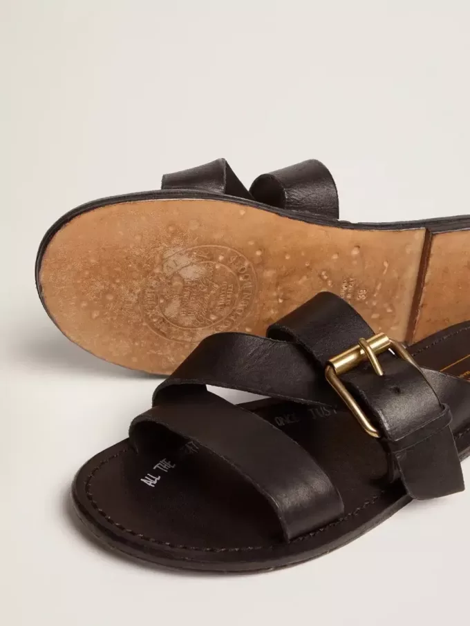 Margaret platta sandaler för damer i svart resinbelagt läder Margaret platta sandaler för damer i svart resinbelagt läder