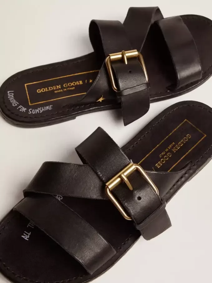 Margaret platta sandaler för damer i svart resinbelagt läder Margaret platta sandaler för damer i svart resinbelagt läder
