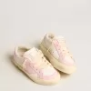May Teen i vitt och rosa läder med rosa läderstjärna May Teen i vitt och rosa läder med rosa läderstjärna