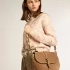 Medium Sally Bag i askfärgat mocka med kontrasterande spänne och axelrem Medium Sally Bag i askfärgat mocka med kontrasterande spänne och axelrem