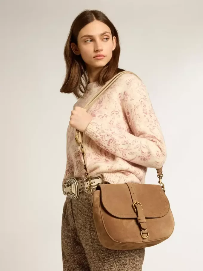 Medium Sally Bag i askfärgat mocka med kontrasterande spänne och axelrem Medium Sally Bag i askfärgat mocka med kontrasterande spänne och axelrem