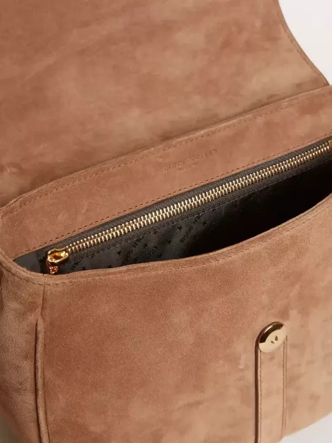 Medium Sally Bag i askfärgat mocka med kontrasterande spänne och axelrem Medium Sally Bag i askfärgat mocka med kontrasterande spänne och axelrem