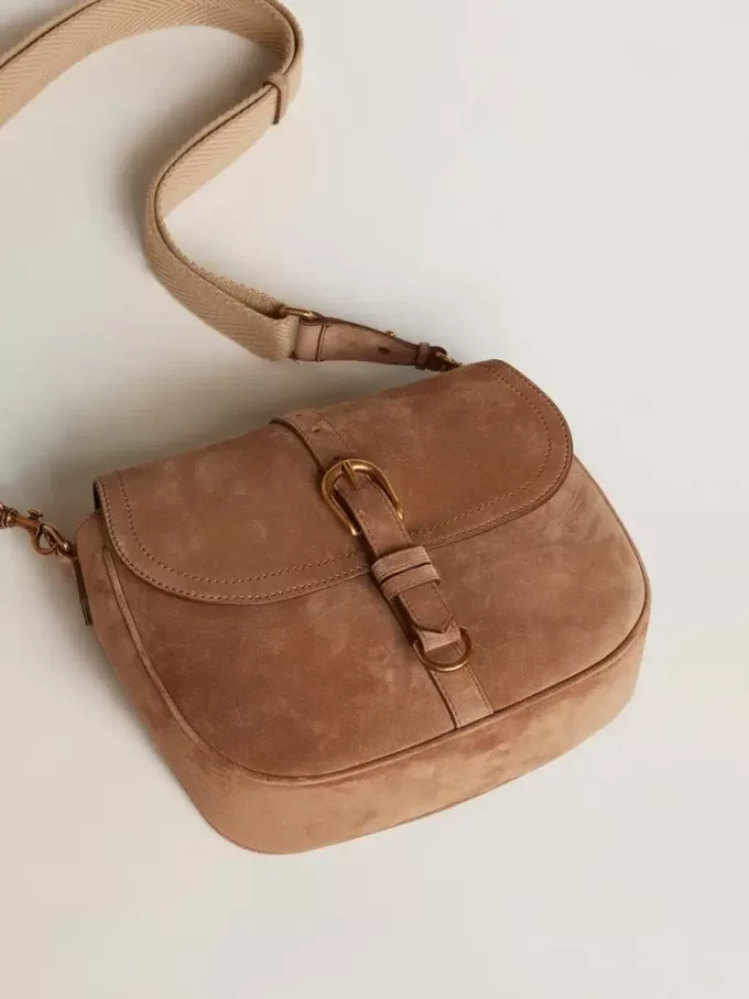 Medium Sally Bag i askfärgat mocka med kontrasterande spänne och axelrem Medium Sally Bag i askfärgat mocka med kontrasterande spänne och axelrem