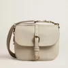 Medium Sally Bag i porslinsläder med spänne och kontrasterande axelrem Medium Sally Bag i porslinsläder med spänne och kontrasterande axelrem