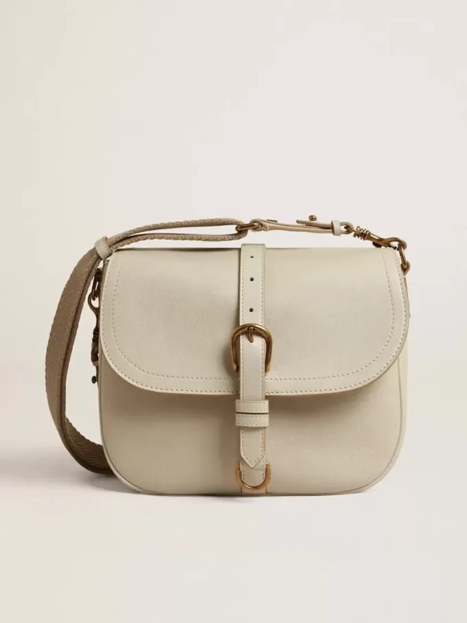 Medium Sally Bag i porslinsläder med spänne och kontrasterande axelrem Medium Sally Bag i porslinsläder med spänne och kontrasterande axelrem