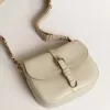 Medium Sally Bag i porslinsläder med spänne och kontrasterande axelrem Medium Sally Bag i porslinsläder med spänne och kontrasterande axelrem