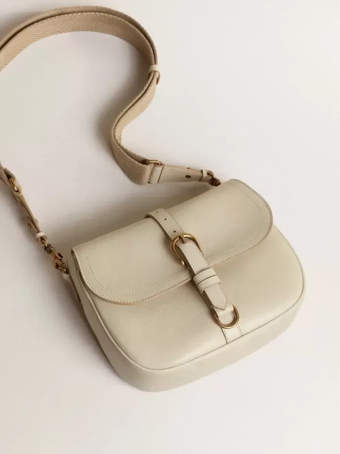 Medium Sally Bag i porslinsläder med spänne och kontrasterande axelrem Medium Sally Bag i porslinsläder med spänne och kontrasterande axelrem