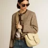 Medium Sally Bag i porslinsläder med spänne och kontrasterande axelrem Medium Sally Bag i porslinsläder med spänne och kontrasterande axelrem