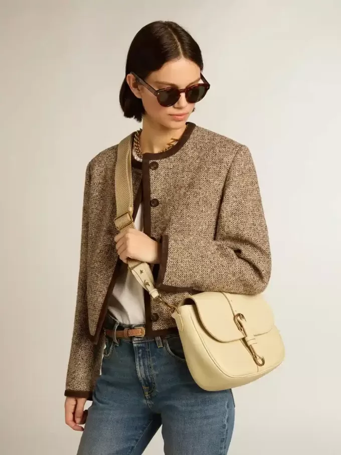Medium Sally Bag i porslinsläder med spänne och kontrasterande axelrem Medium Sally Bag i porslinsläder med spänne och kontrasterande axelrem