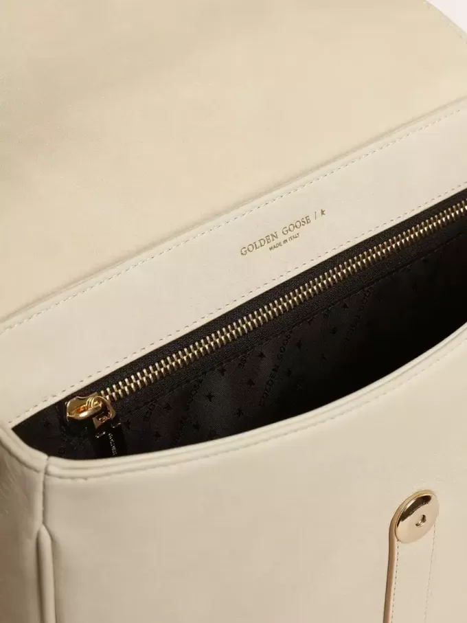 Medium Sally Bag i porslinsläder med spänne och kontrasterande axelrem Medium Sally Bag i porslinsläder med spänne och kontrasterande axelrem