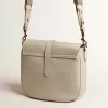 Medium Sally Bag i porslinsläder med spänne och kontrasterande axelrem Medium Sally Bag i porslinsläder med spänne och kontrasterande axelrem