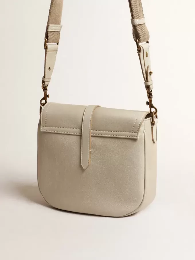 Medium Sally Bag i porslinsläder med spänne och kontrasterande axelrem Medium Sally Bag i porslinsläder med spänne och kontrasterande axelrem