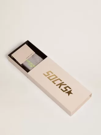 Melange grå strumpor med slitna detaljer och tvåfärgade ränder