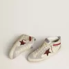 Mid Star för dam i läder med glitterstjärna och röd nubuck-detalj Mid Star för dam i läder med glitterstjärna och röd nubuck-detalj