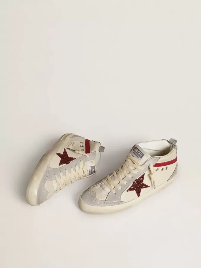 Mid Star för dam i läder med glitterstjärna och röd nubuck-detalj Mid Star för dam i läder med glitterstjärna och röd nubuck-detalj