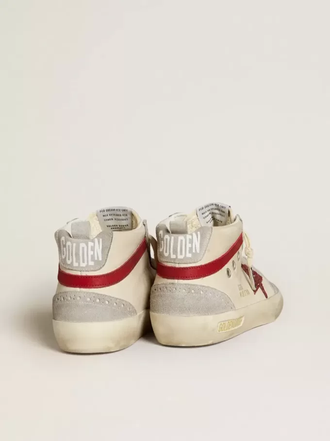 Mid Star för dam i läder med glitterstjärna och röd nubuck-detalj Mid Star för dam i läder med glitterstjärna och röd nubuck-detalj