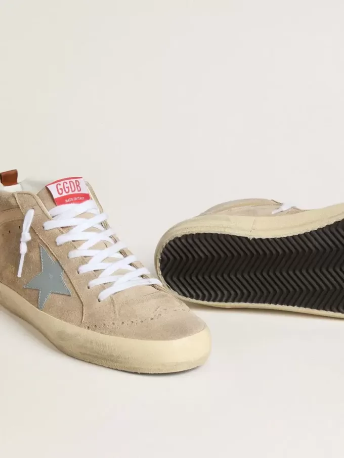 Mid Star för herr i beige mocka med pulverblå läderstjärna och hälflik Mid Star för herr i beige mocka med pulverblå läderstjärna och hälflik