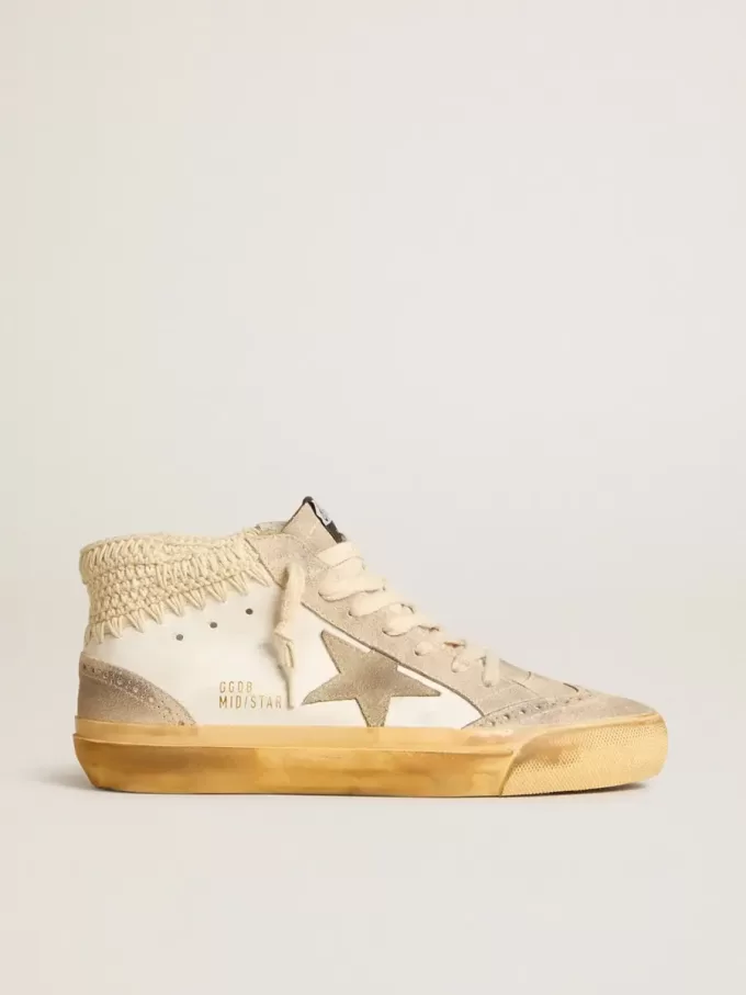 Mid Star LTD med pärlemorskimrande stjärna i mocka och beige krokad hälflik Mid Star LTD med pärlemorskimrande stjärna i mocka och beige krokad hälflik