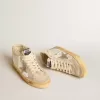 Mid Star LTD med pärlemorskimrande stjärna i mocka och beige krokad hälflik Mid Star LTD med pärlemorskimrande stjärna i mocka och beige krokad hälflik
