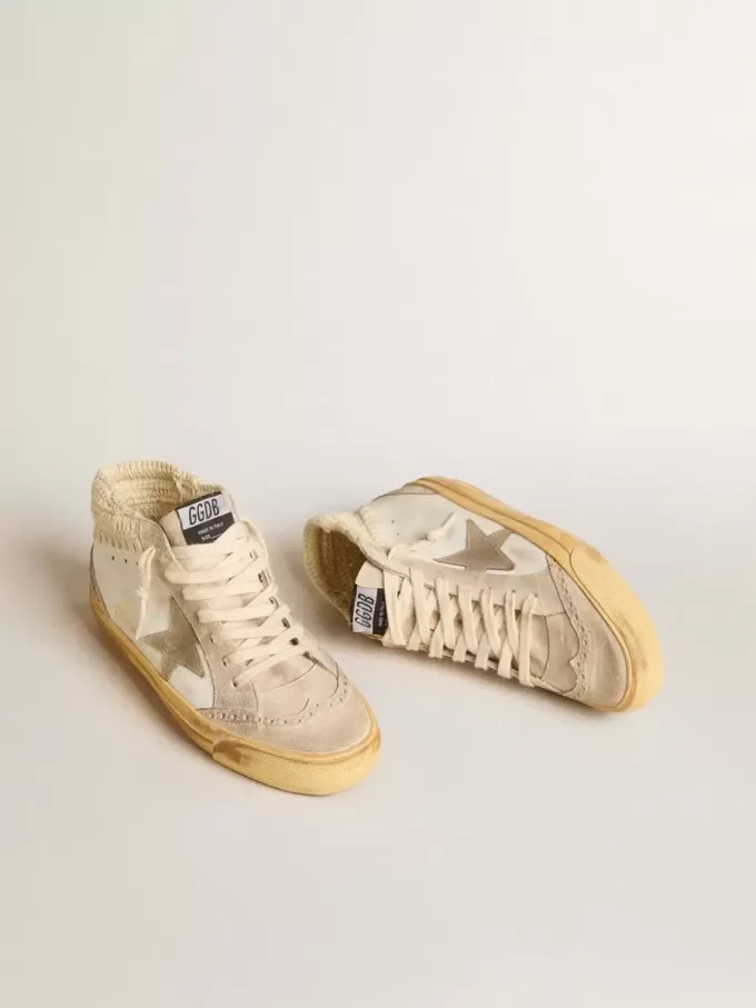 Mid Star LTD med pärlemorskimrande stjärna i mocka och beige krokad hälflik Mid Star LTD med pärlemorskimrande stjärna i mocka och beige krokad hälflik