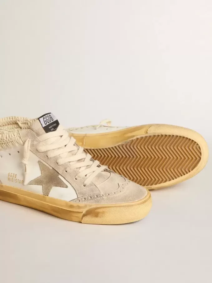Mid Star LTD med pärlemorskimrande stjärna i mocka och beige krokad hälflik Mid Star LTD med pärlemorskimrande stjärna i mocka och beige krokad hälflik