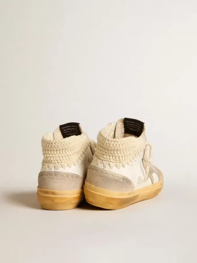 Mid Star LTD med pärlemorskimrande stjärna i mocka och beige krokad hälflik Mid Star LTD med pärlemorskimrande stjärna i mocka och beige krokad hälflik