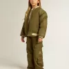 Militärgrön nylonbomberjacka för barn med text på ryggen Militärgrön nylonbomberjacka för barn med text på ryggen