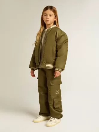 Militärgrön nylonbomberjacka för barn med text på ryggen
