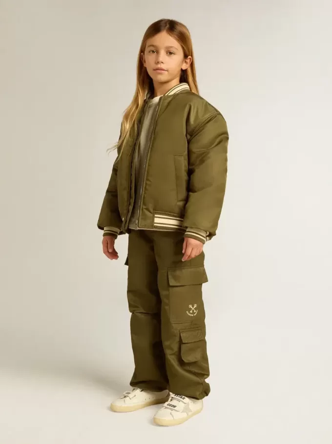 Militärgrön nylonbomberjacka för barn med text på ryggen Militärgrön nylonbomberjacka för barn med text på ryggen
