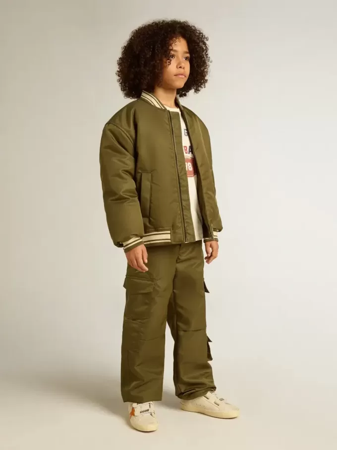 Militärgrön nylonbomberjacka för barn med text på ryggen Militärgrön nylonbomberjacka för barn med text på ryggen