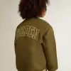 Militärgrön nylonbomberjacka för barn med text på ryggen Militärgrön nylonbomberjacka för barn med text på ryggen