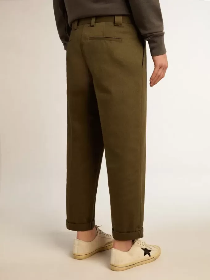 Militärgröna chinos från Golden Collection Militärgröna chinos från Golden Collection