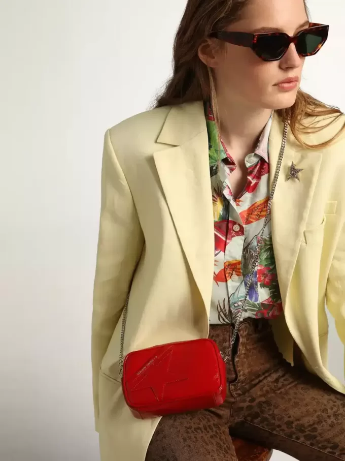 Mini Star Bag för damer i rött lackläder med ton-i-ton-stjärna Mini Star Bag för damer i rött lackläder med ton-i-ton-stjärna