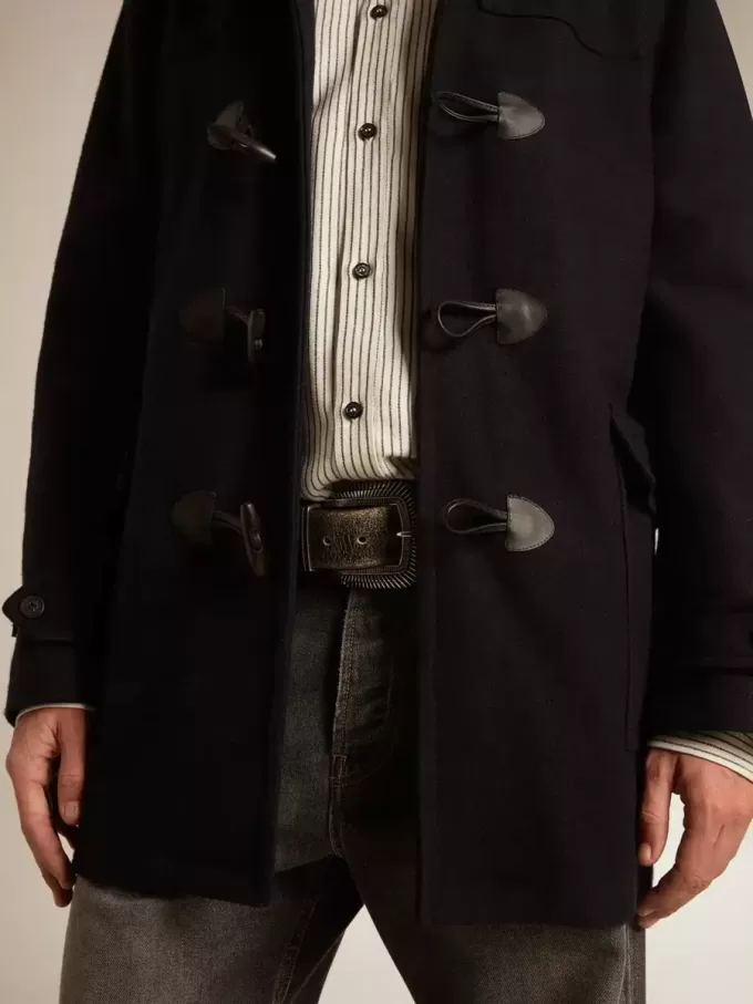 Mörkblå duffelrock i ull med huva och knäppning med toggles