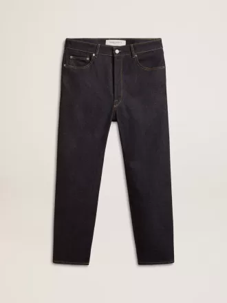 Mörkblå jeans för herr i en tvättad denim