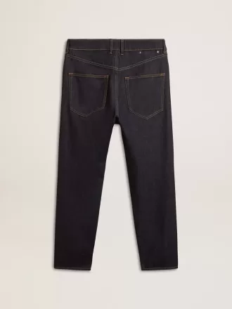 Mörkblå jeans för herr i en tvättad denim
