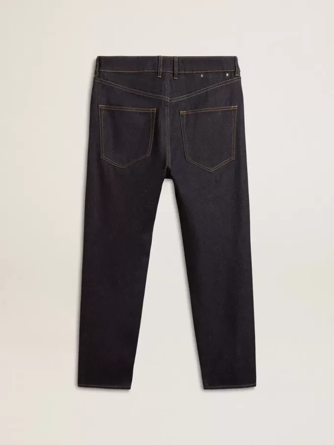 Mörkblå jeans för herr i en tvättad denim