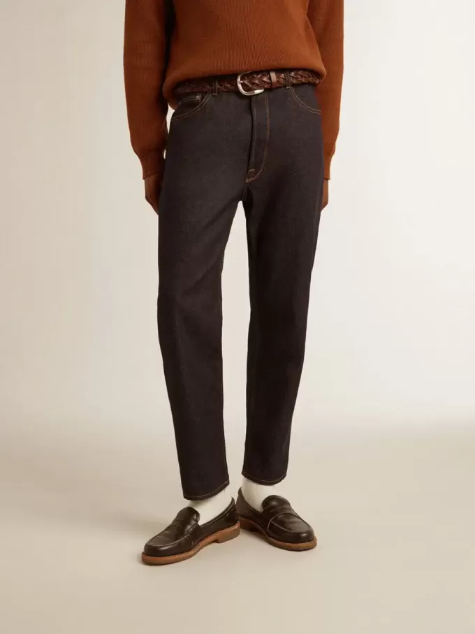 Mörkblå jeans för herr i en tvättad denim