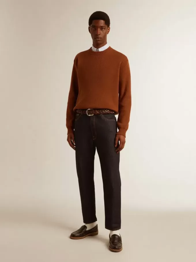 Mörkblå jeans för herr i en tvättad denim