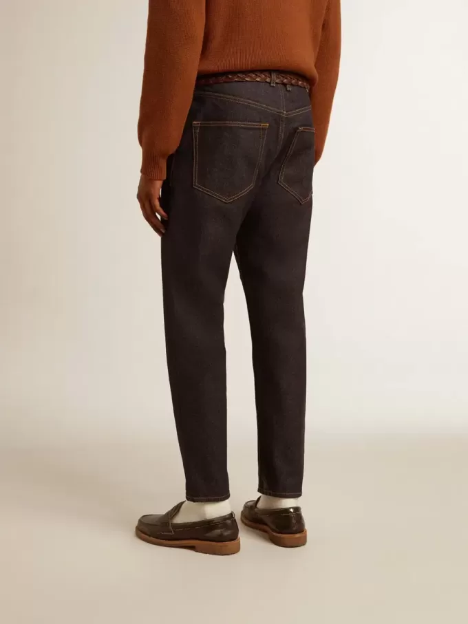 Mörkblå jeans för herr i en tvättad denim