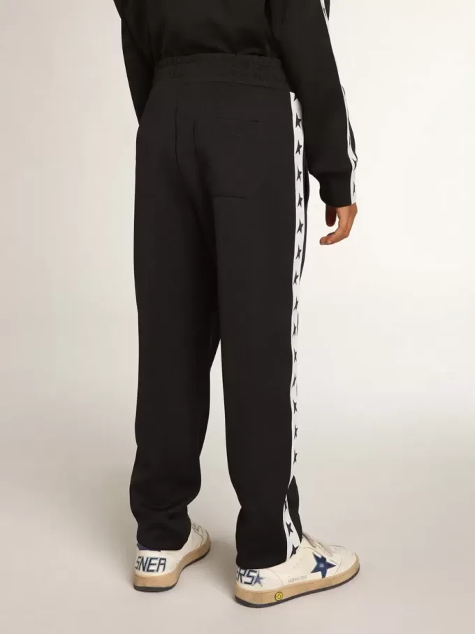Mörkblå joggingbyxor med vit rand och kontrasterande stjärnor Mörkblå joggingbyxor med vit rand och kontrasterande stjärnor