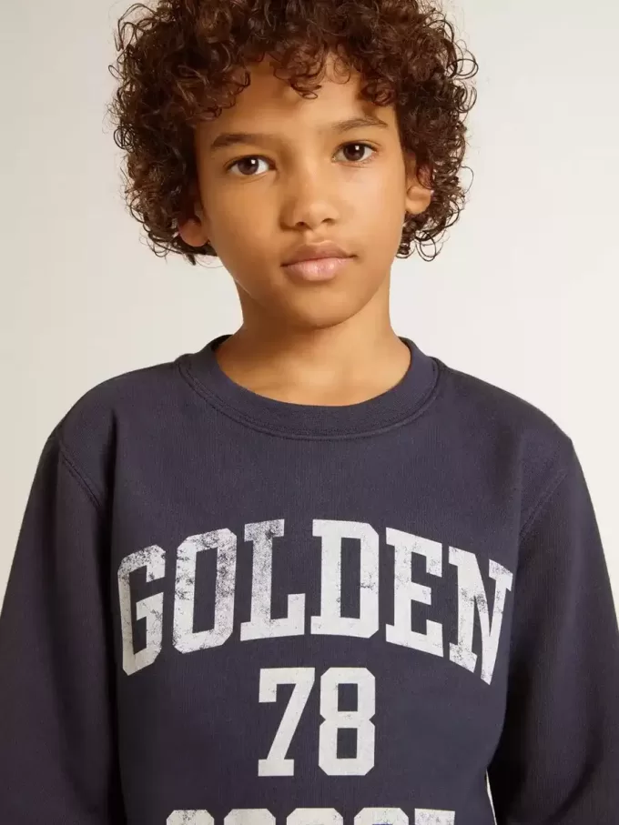 Mörkblå sweatshirt för pojkar med vitt tryck Mörkblå sweatshirt för pojkar med vitt tryck