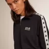 Mörkblå sweatshirt med dragkedja, vit rand och kontrasterande stjärnor