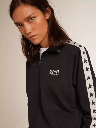 Mörkblå sweatshirt med dragkedja, vit rand och kontrasterande stjärnor
