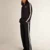 Mörkblå sweatshirt med dragkedja, vit rand och kontrasterande stjärnor