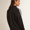 Mörkblå sweatshirt med dragkedja, vit rand och kontrasterande stjärnor