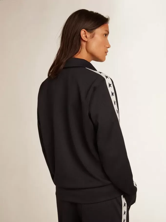 Mörkblå sweatshirt med dragkedja, vit rand och kontrasterande stjärnor